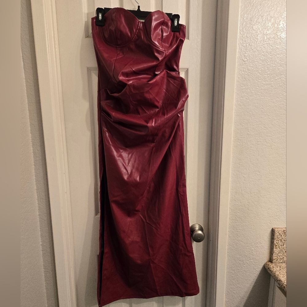 Elegant Burgundy Strapless Dress - Picture 2 of 10